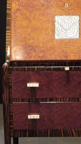 Bureau ancien avec une finition brune et deux tiroirs, design élégant.