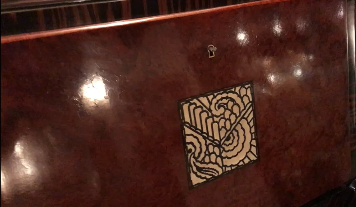 Escritorio antigo com um intrincado padrão decorativo