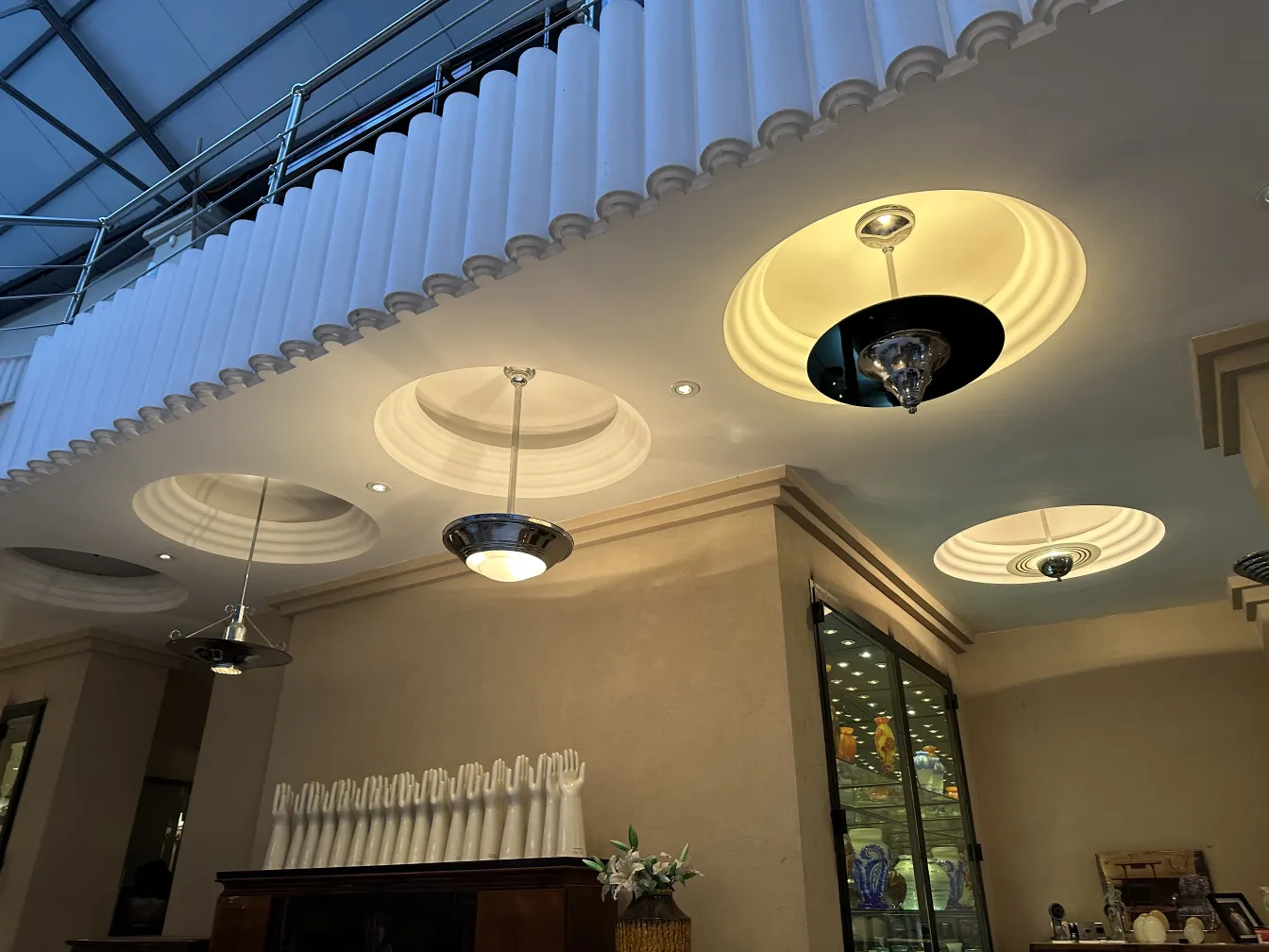 Lâmpada de teto antiga com luz suave, ambiente elegante