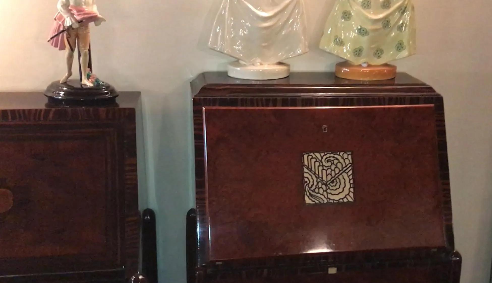 Escritorio antigo com detalhes decorativos e estatuetas