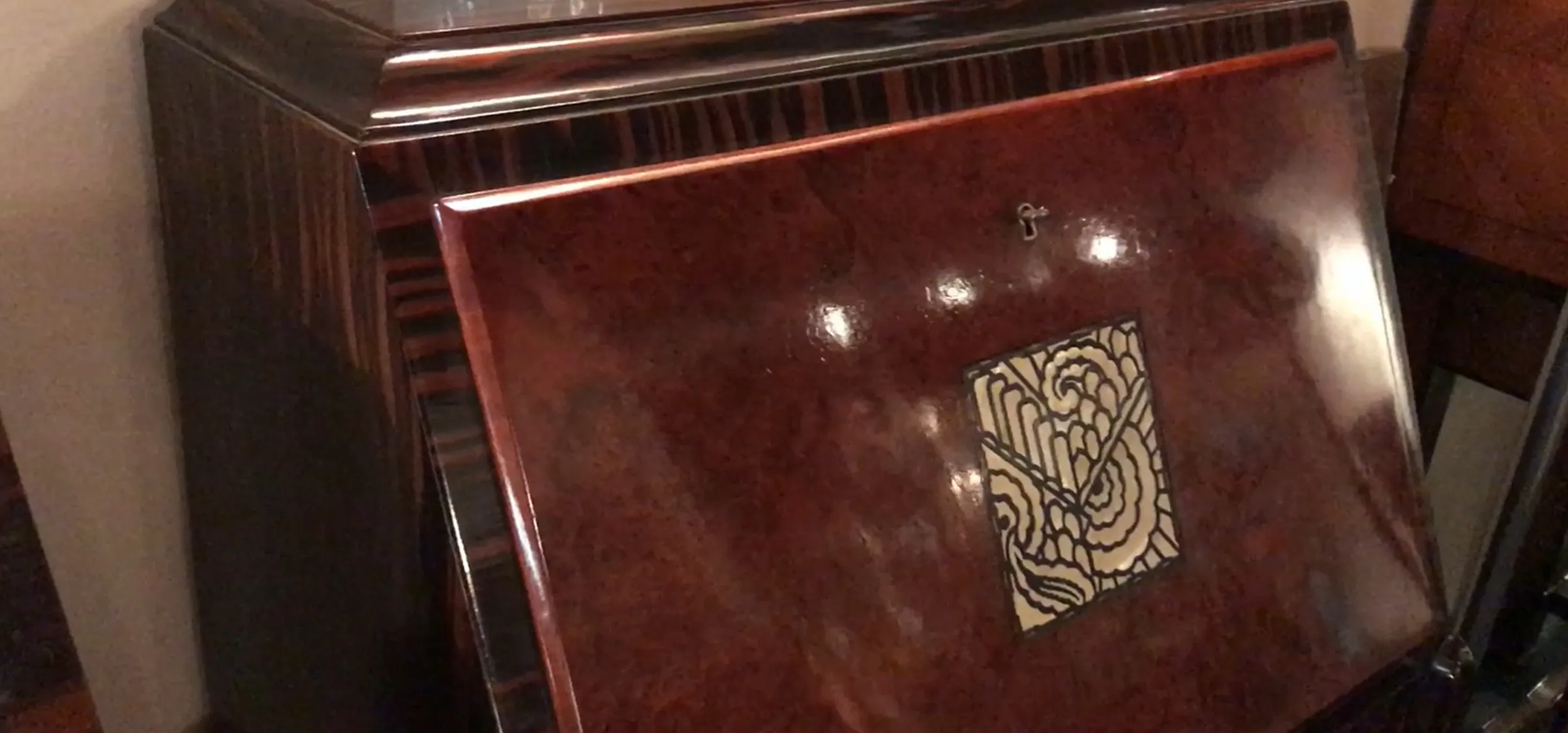 escritorio antigo com design detalhado na frente, ambiente acolhedor