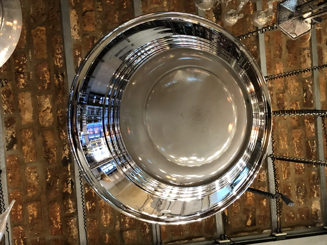 lámpara de techo antigua y brillante, con un diseño elegante dentro de un ambiente acogedor