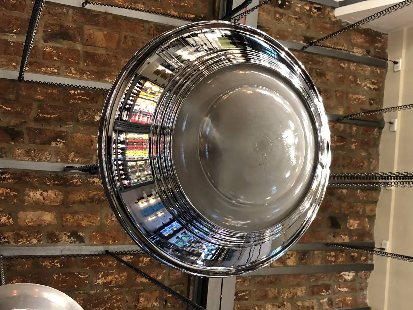 Lámpara de techo antigua brillante con diseño elegante y ambiente acogedor.