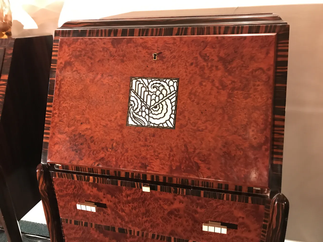 escritorio antiguo de madera con diseño decorativo