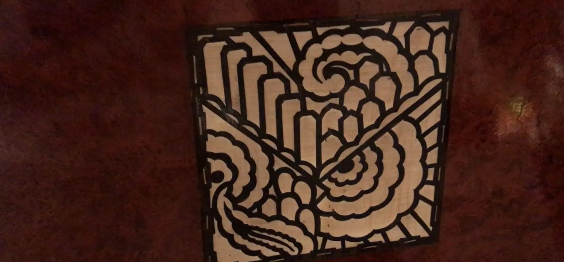 Escritorio antiguo con un diseño decorativo en la superficie