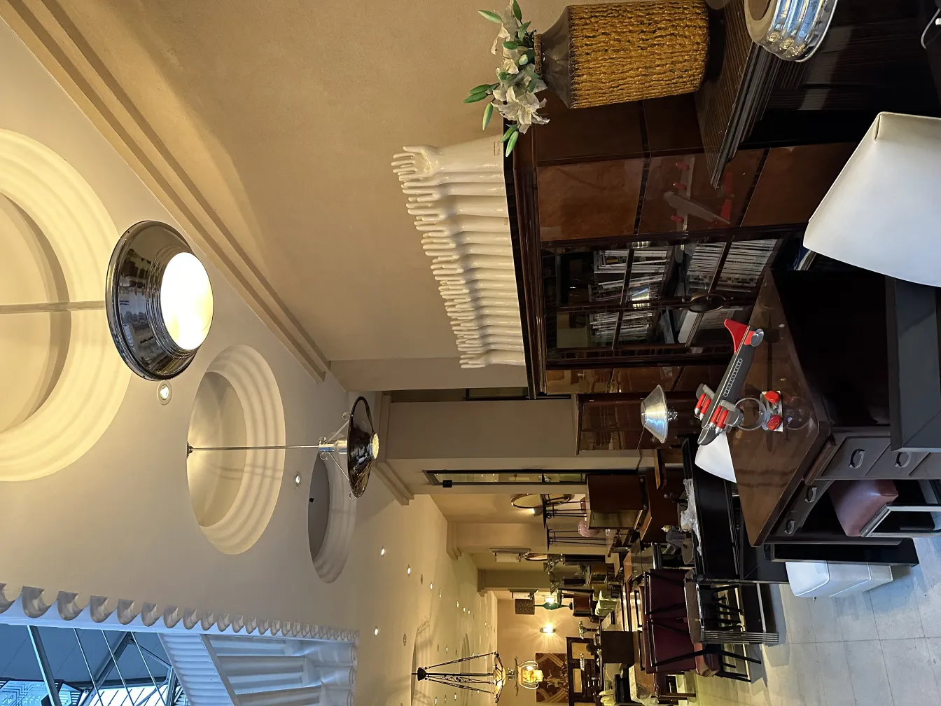 Lâmpada de teto antiga com design elegante em um ambiente moderno.