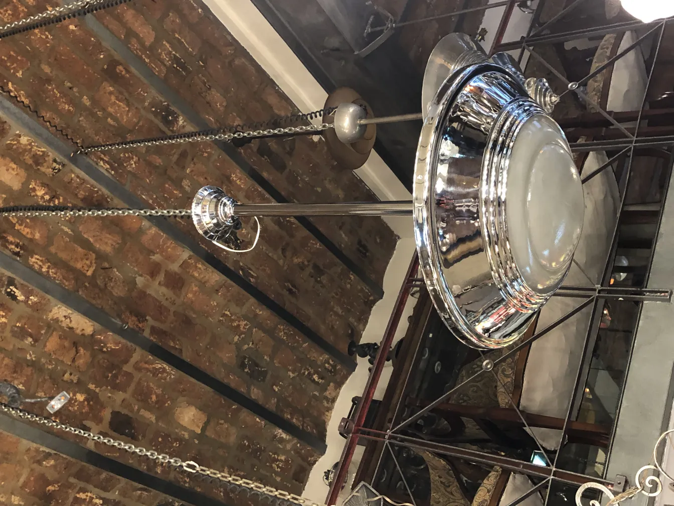 Lampada a sospensione antica e lucente appesa al soffitto