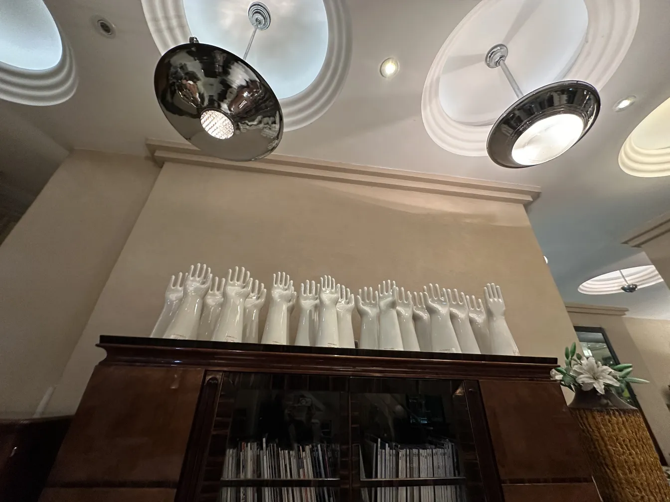 lampada a sospensione antica con finitura argentata sopra le mani