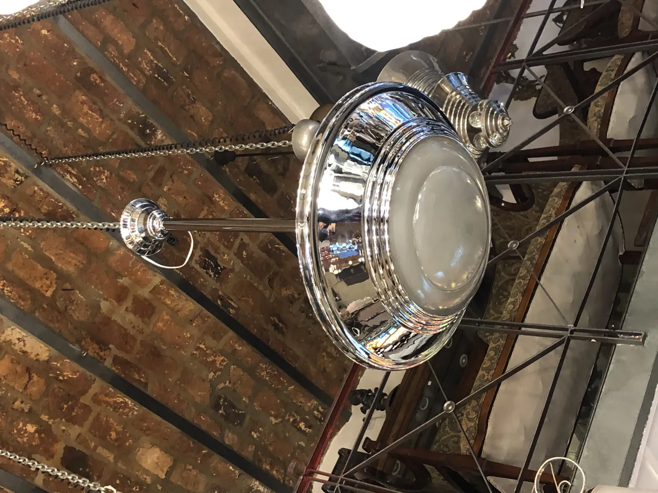 Lustre ancien brillant suspendu à un plafond en bois.