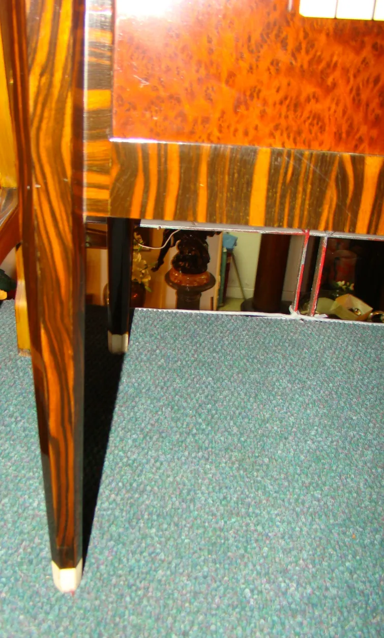 Detail of an antique desk with elegant legs and a cozy atmosphere.