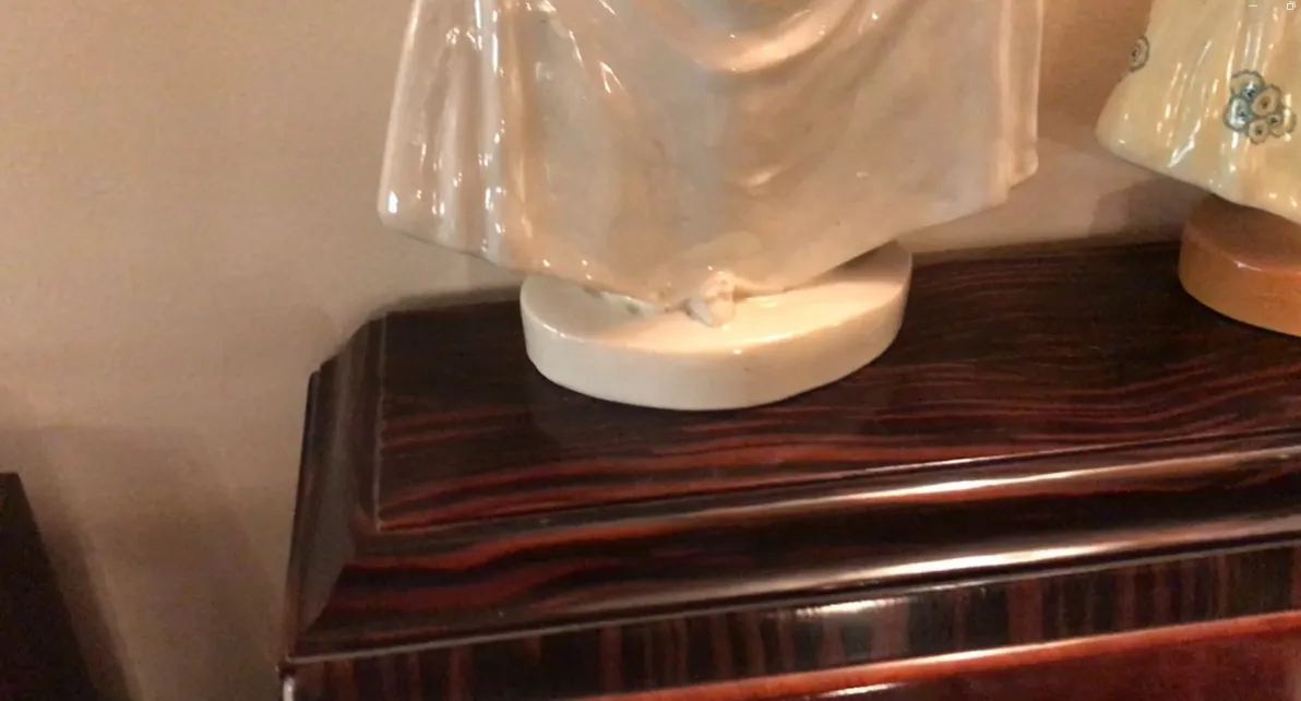 प्राचीन डेस्क के साथ विभिन्न सजावटी आइटम और सजावट।