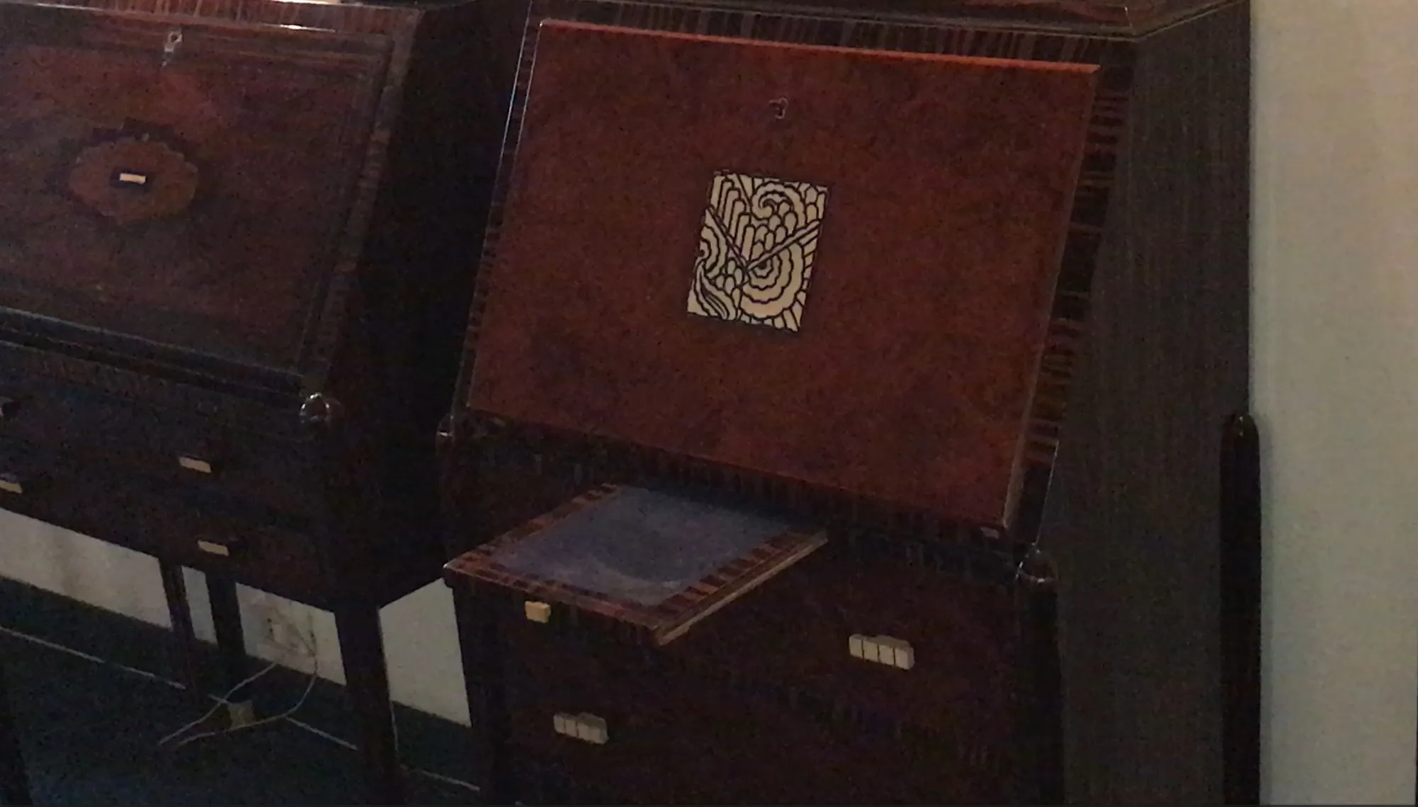 古董木桌顶部带有图案