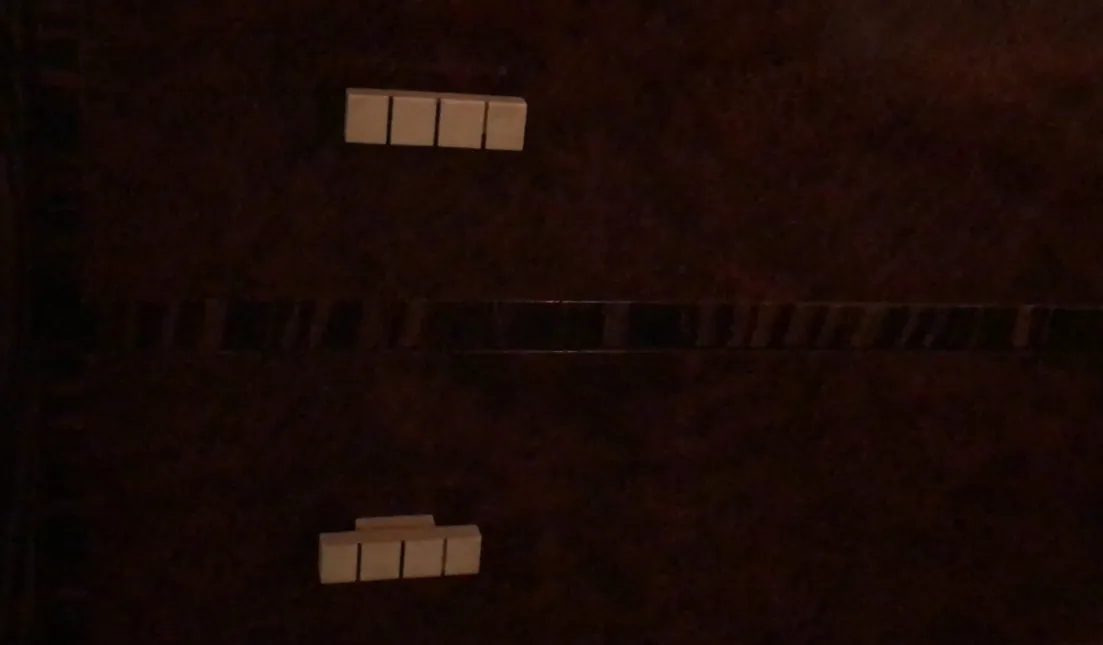 古いデスクに上部にディスペンサーがある、エレガントなデザイン。