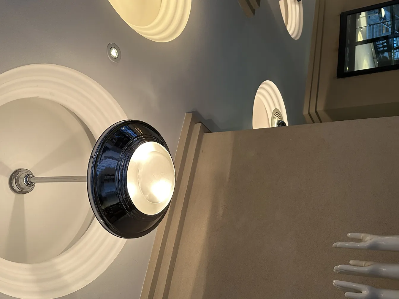 Lampada de teto antiga com design moderno e elegante, luzes ao fundo.