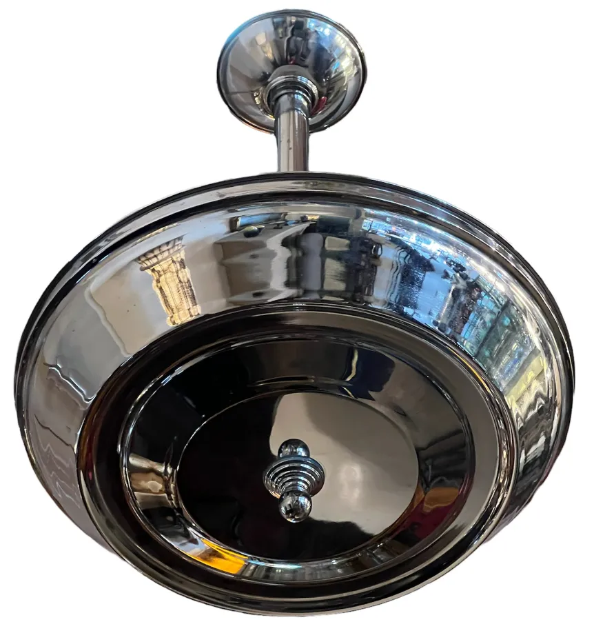 Antigua lámpara de techo con acabado brillante. Ideal para decoración.