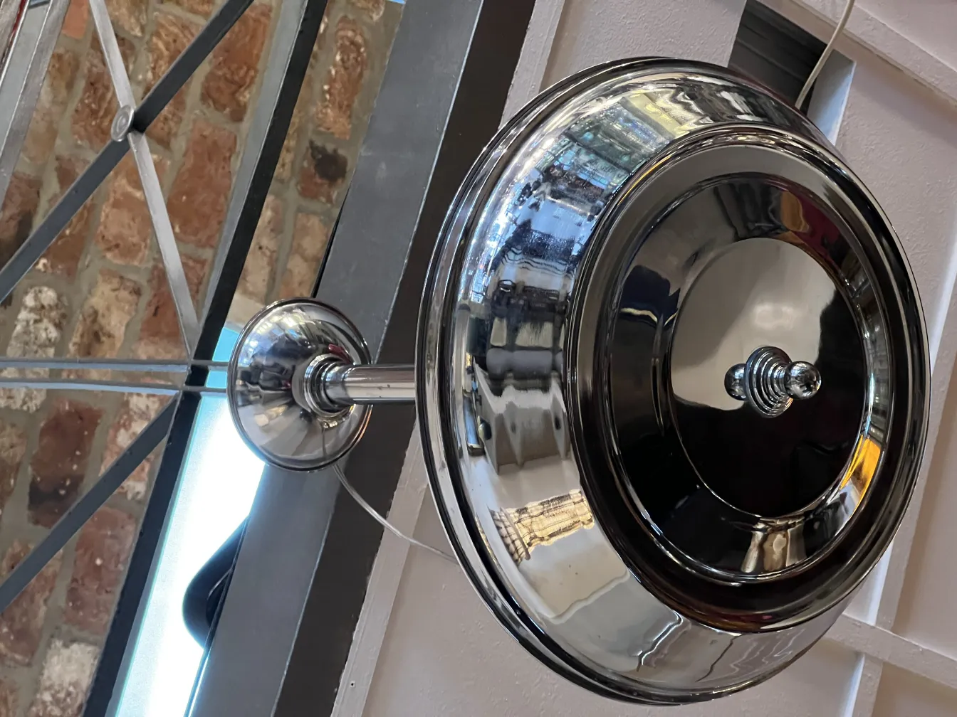 Lampada a sospensione antica con finitura lucida, ambiente elegante.