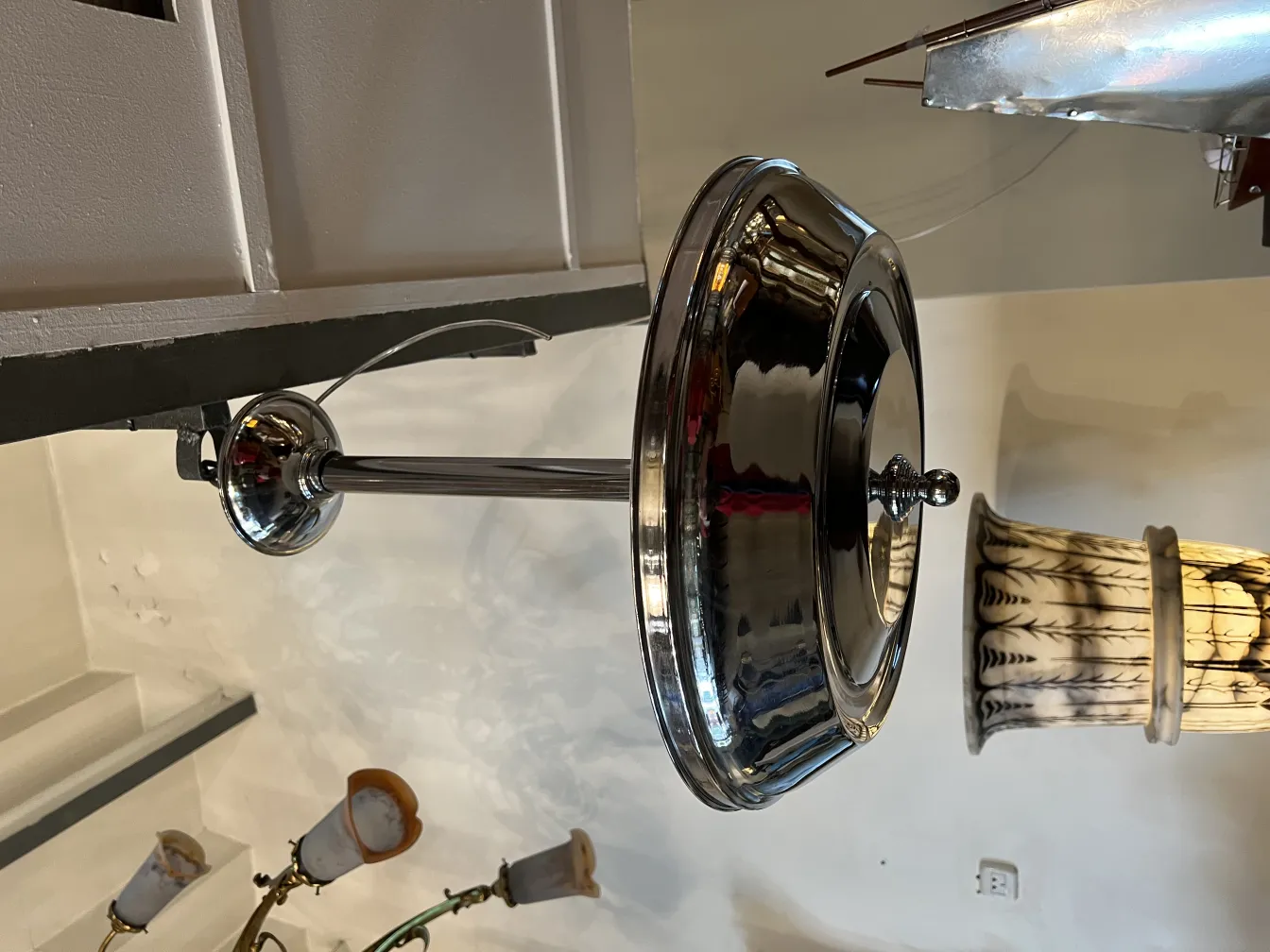 Lustre antique et brillant, ambiance élégante avec d'autres éléments décoratifs.