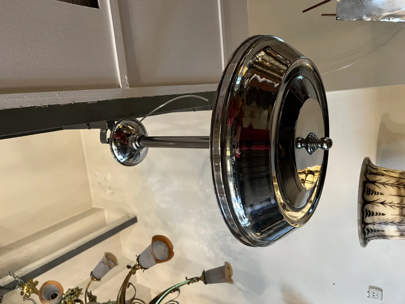 Lámpara de techo antigua brillante, con detalles elegantes y un ambiente atractivo.