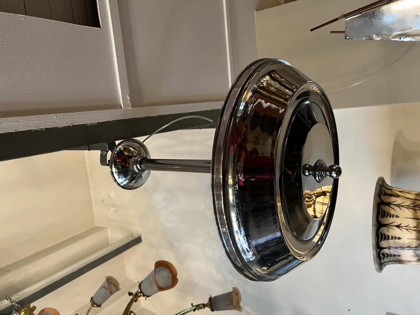 古董吊灯，配有闪亮的装饰细节