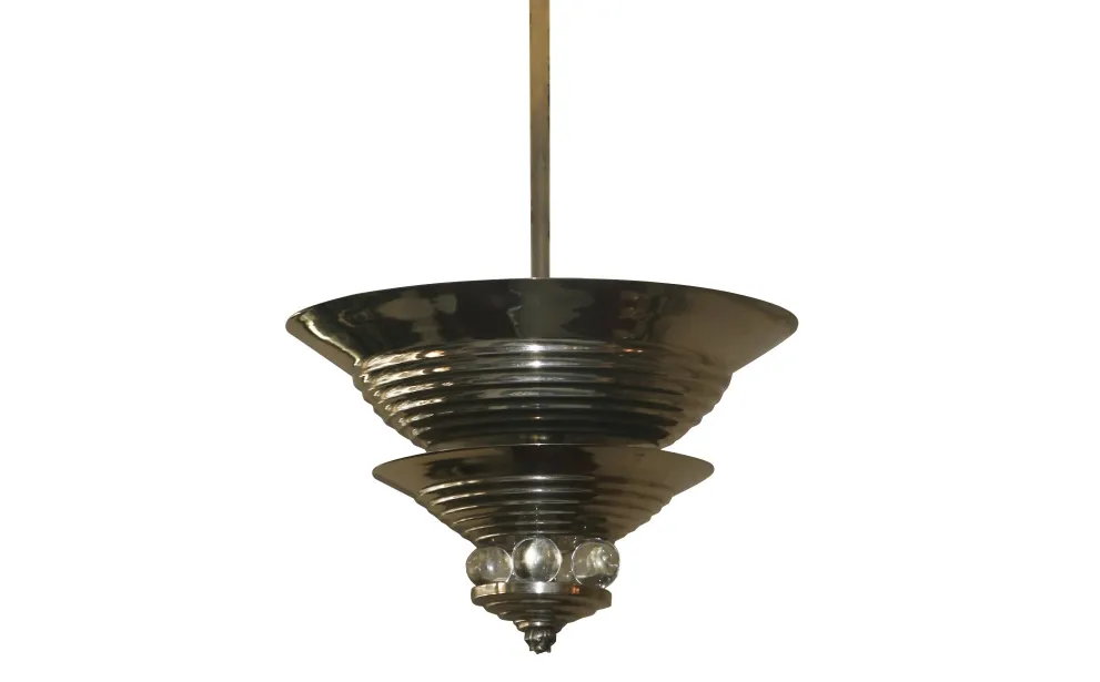 Lampada a sospensione antica con forma e dettagli unici