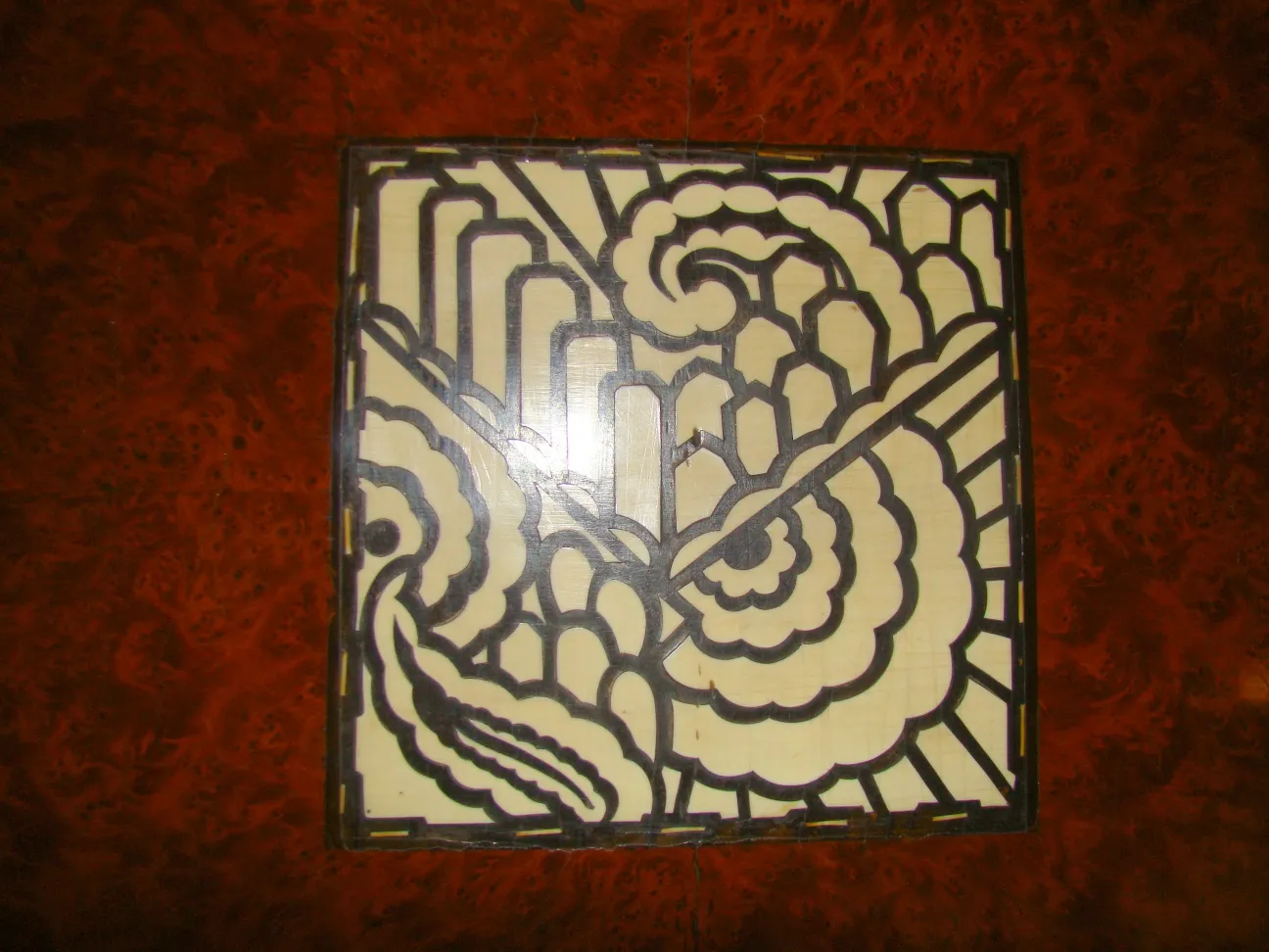 Escritorio antigo com design artístico e detalhes finos