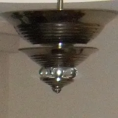 Lustre ancien avec des détails brillants dans son design