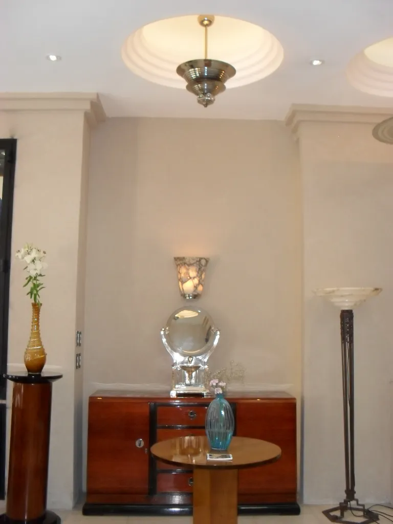 Lampada a sospensione antica in un ambiente elegante