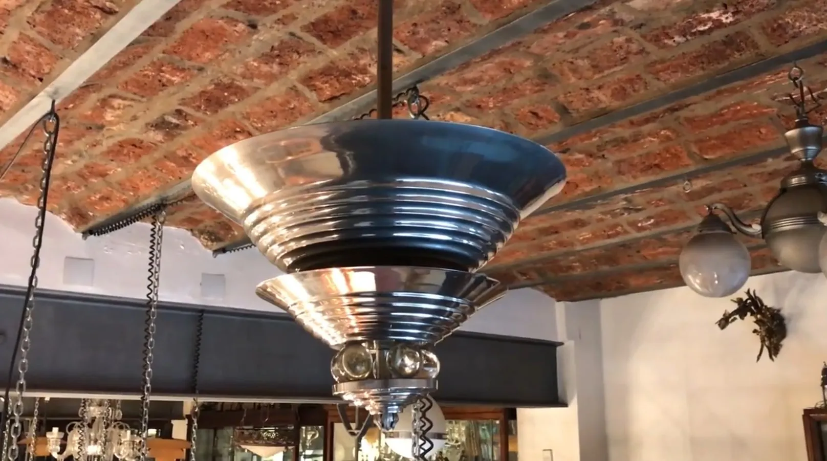 Lámpara de techo antigua con un diseño moderno y elegante, ideal para decoración.