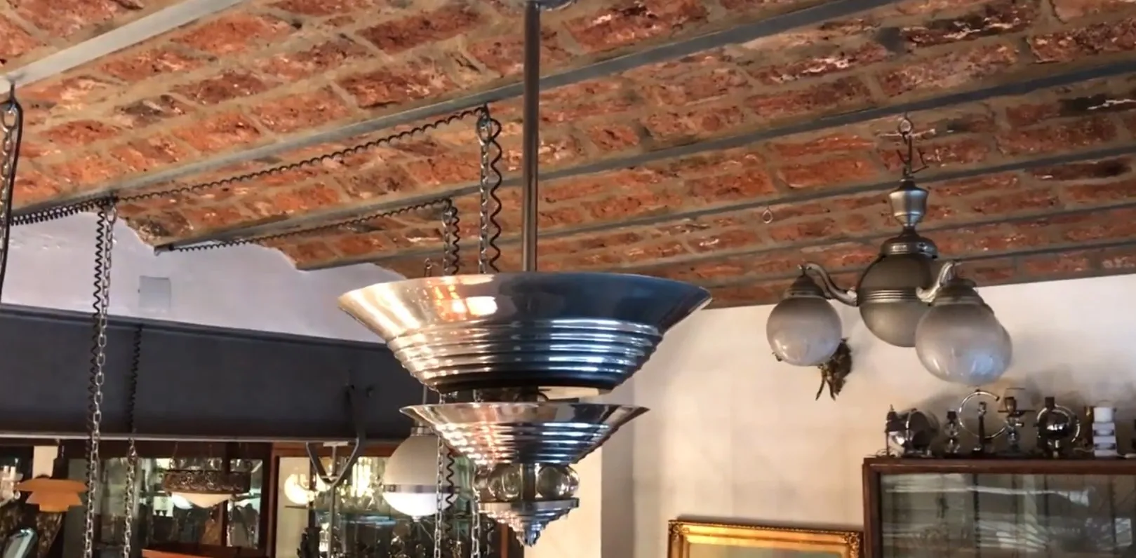 Lâmpada de teto antiga com design clássico e elegante.