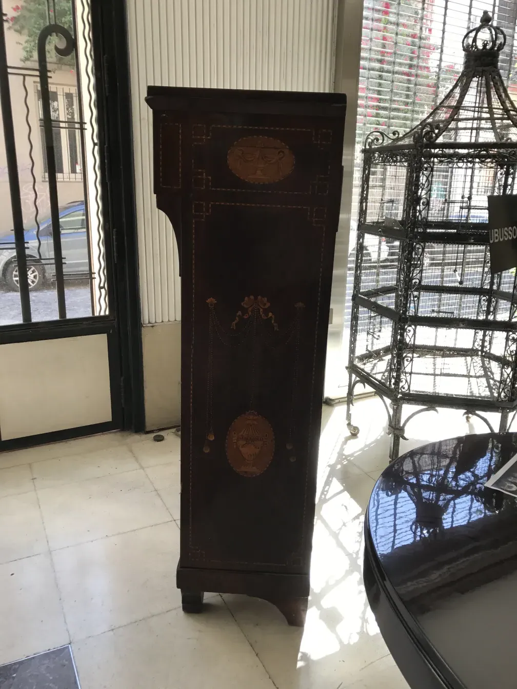 Escritorio antigo elegantemente entalhado com detalhes finos.