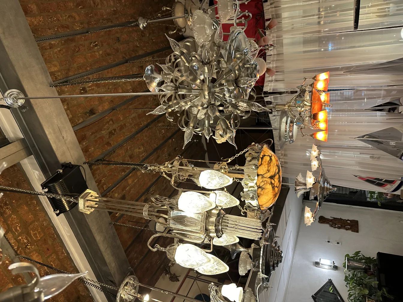 Lampada a sospensione antica con eleganti design decorativi in un ambiente accogliente.