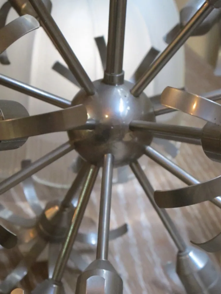 Lampada a sospensione antica con design unico in metallo, che arricchisce l'atmosfera.