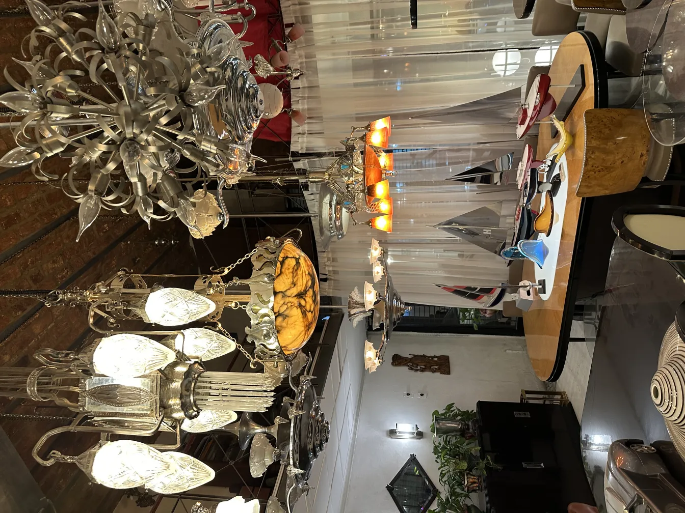 Lampada a sospensione antica con cristalli e design elaborato in un ambiente elegante.