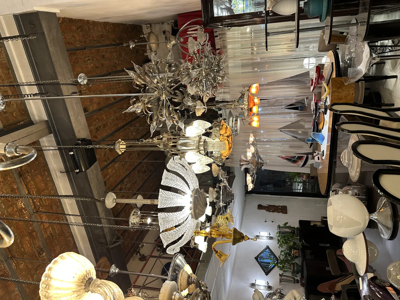 Antike Hängelampe leuchtet in elegantem Ambiente