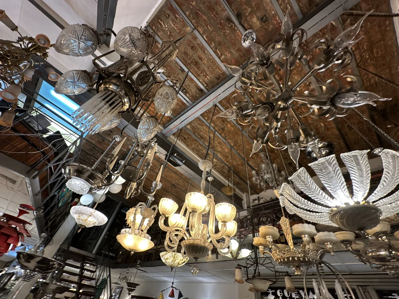 Lampada a sospensione antica con design ornamentale, ideale per la decorazione.