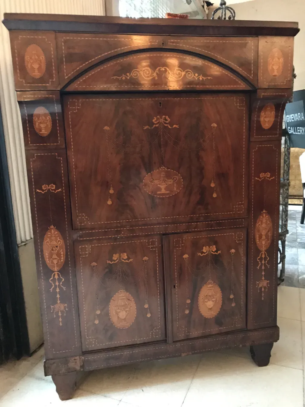 Escritorio antiguo de madera con ornamentos detallados, ambiente elegante