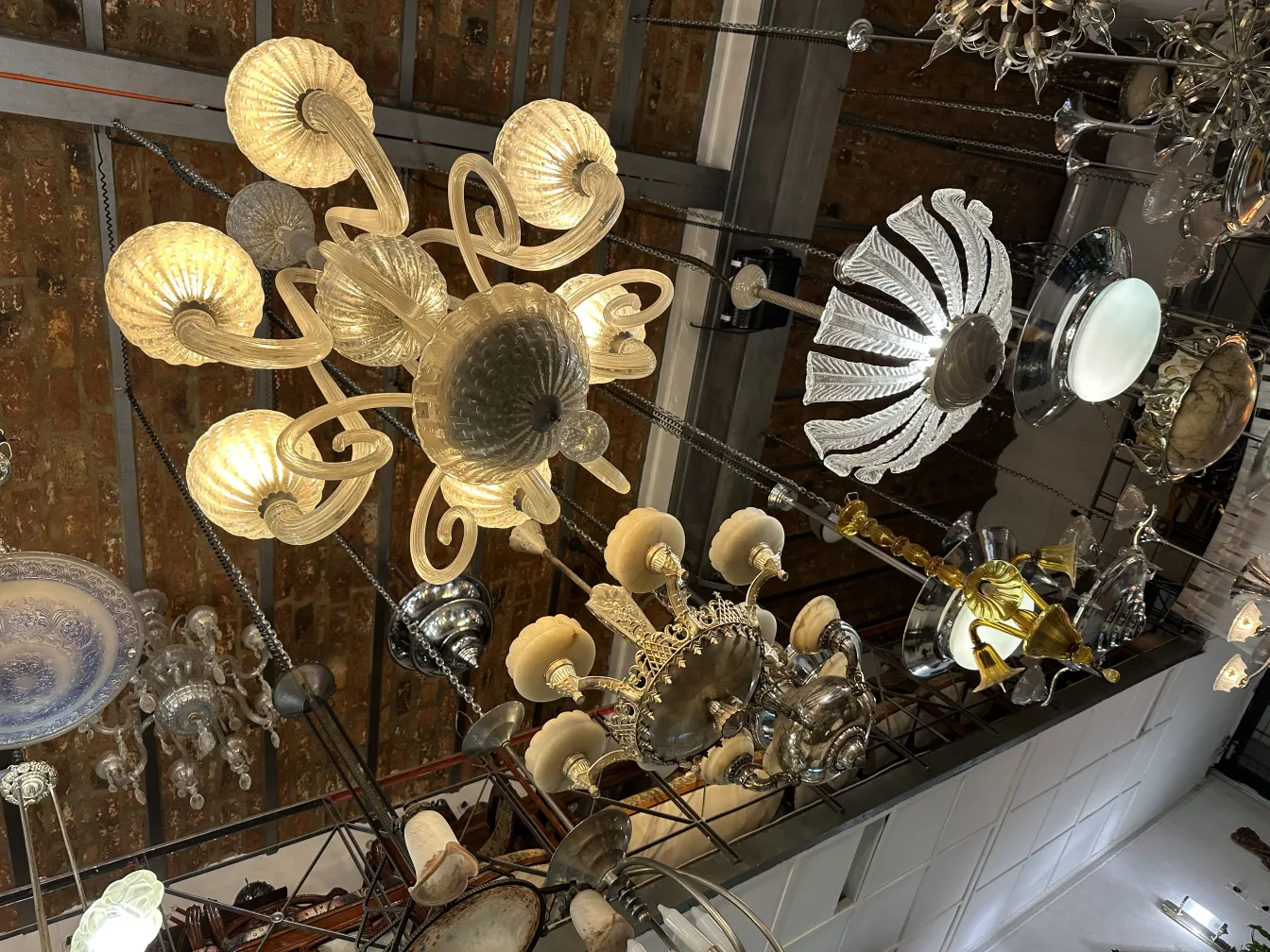 Lustre antique en verre avec lumières chaudes, ambiance élégante