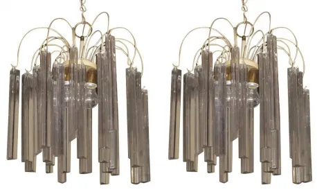 Lâmpada de teto antiga com vários cristais pendurados em um ambiente elegante.