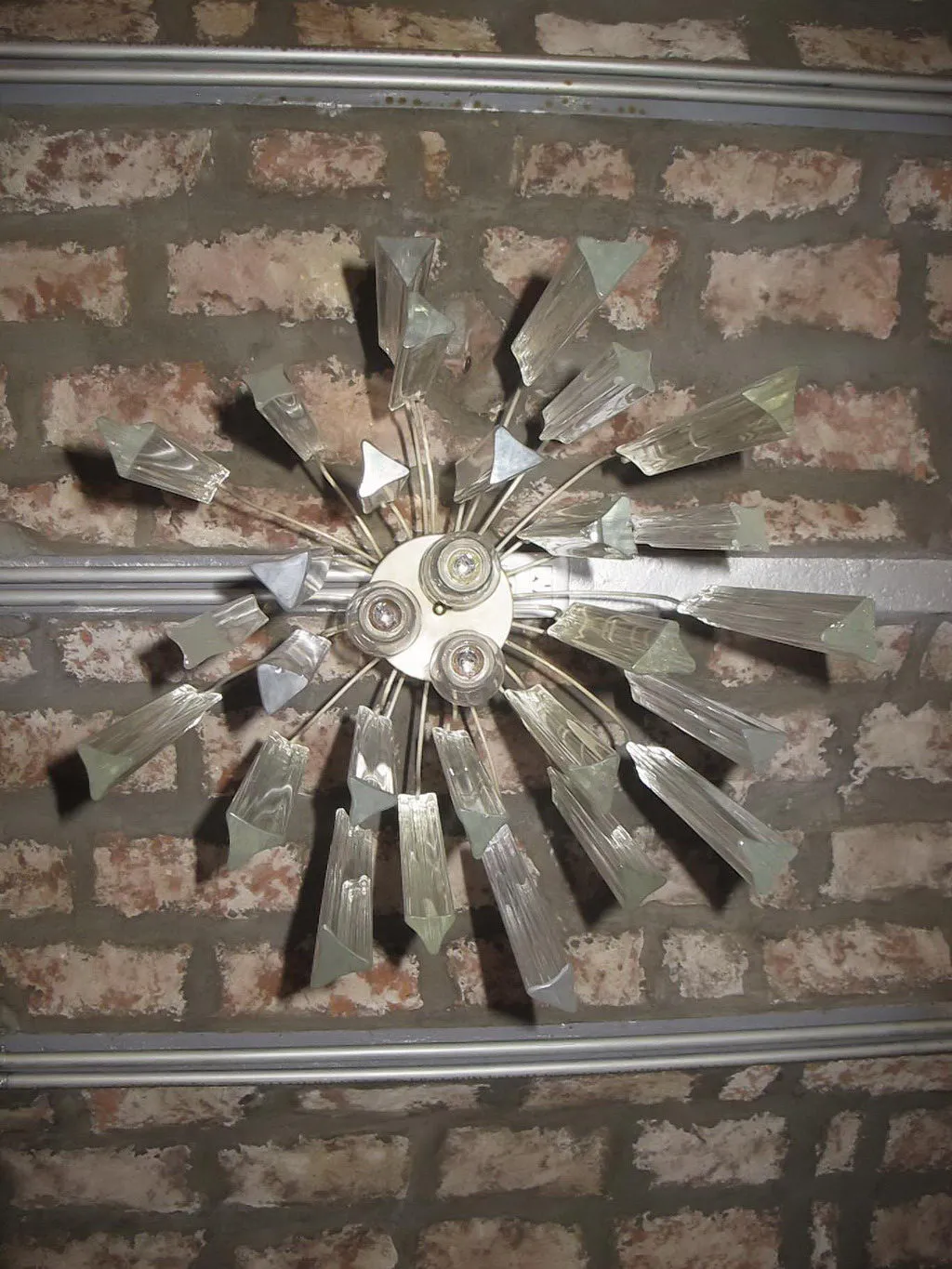 Lampada a sospensione antica con cristalli brillanti, design elegante.