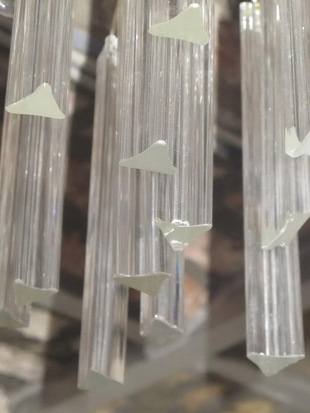 Lampada a sospensione antica con dettagli traslucidi, design elegante