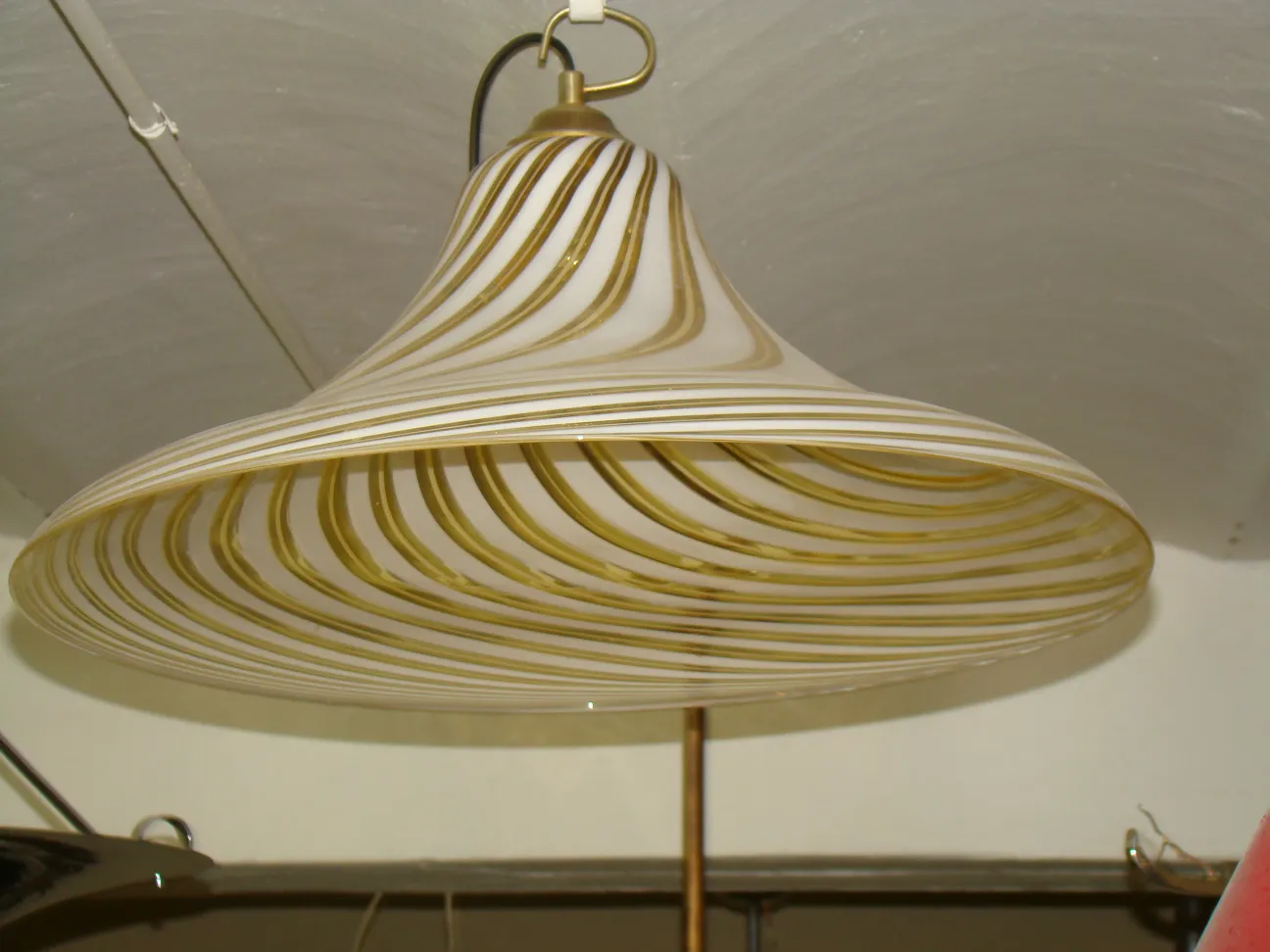 Lustre ancien de Paolo Venini, en forme de cloche avec un design rayé doré.