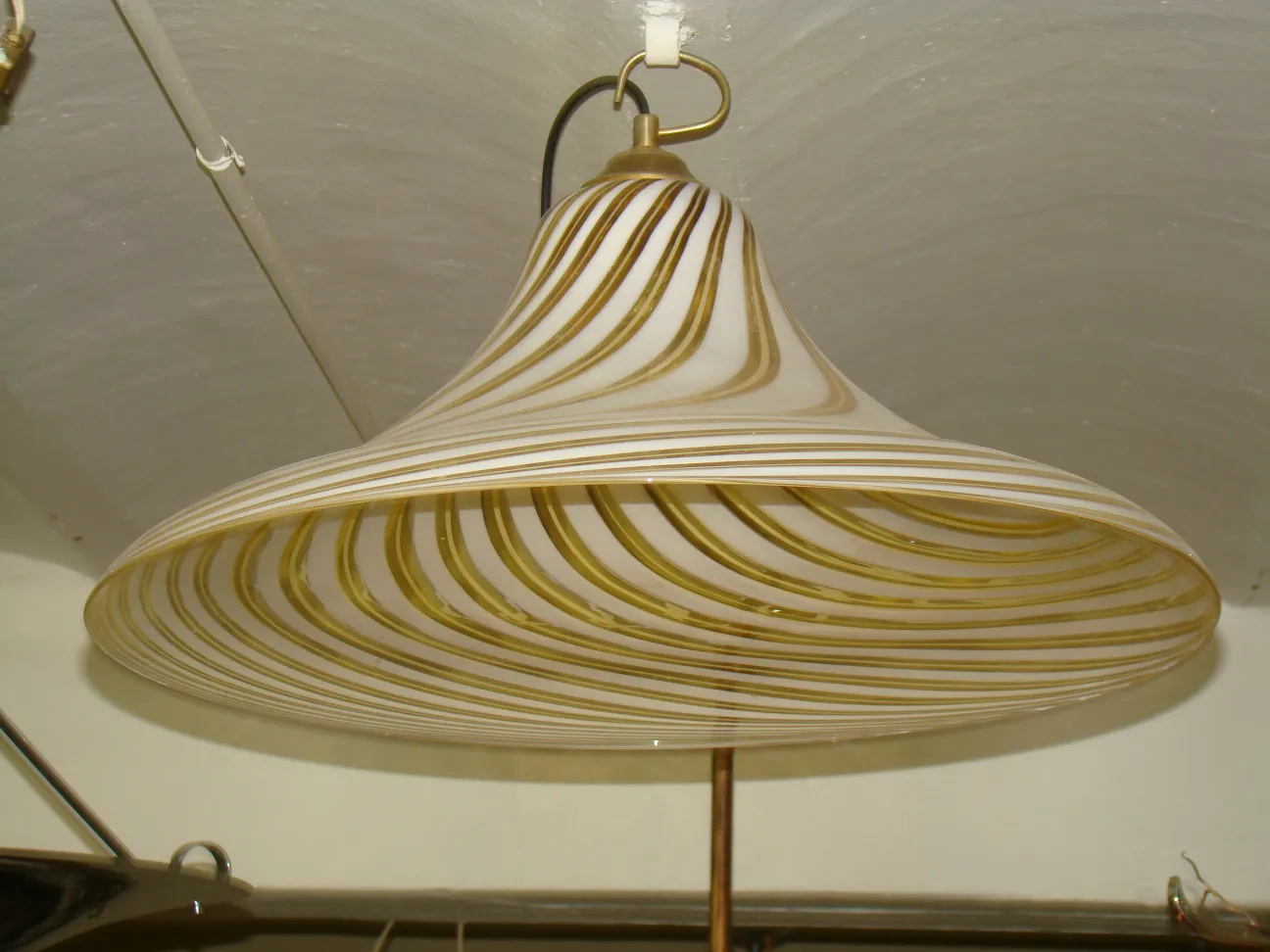 Lâmpada de teto antiga com design listrado