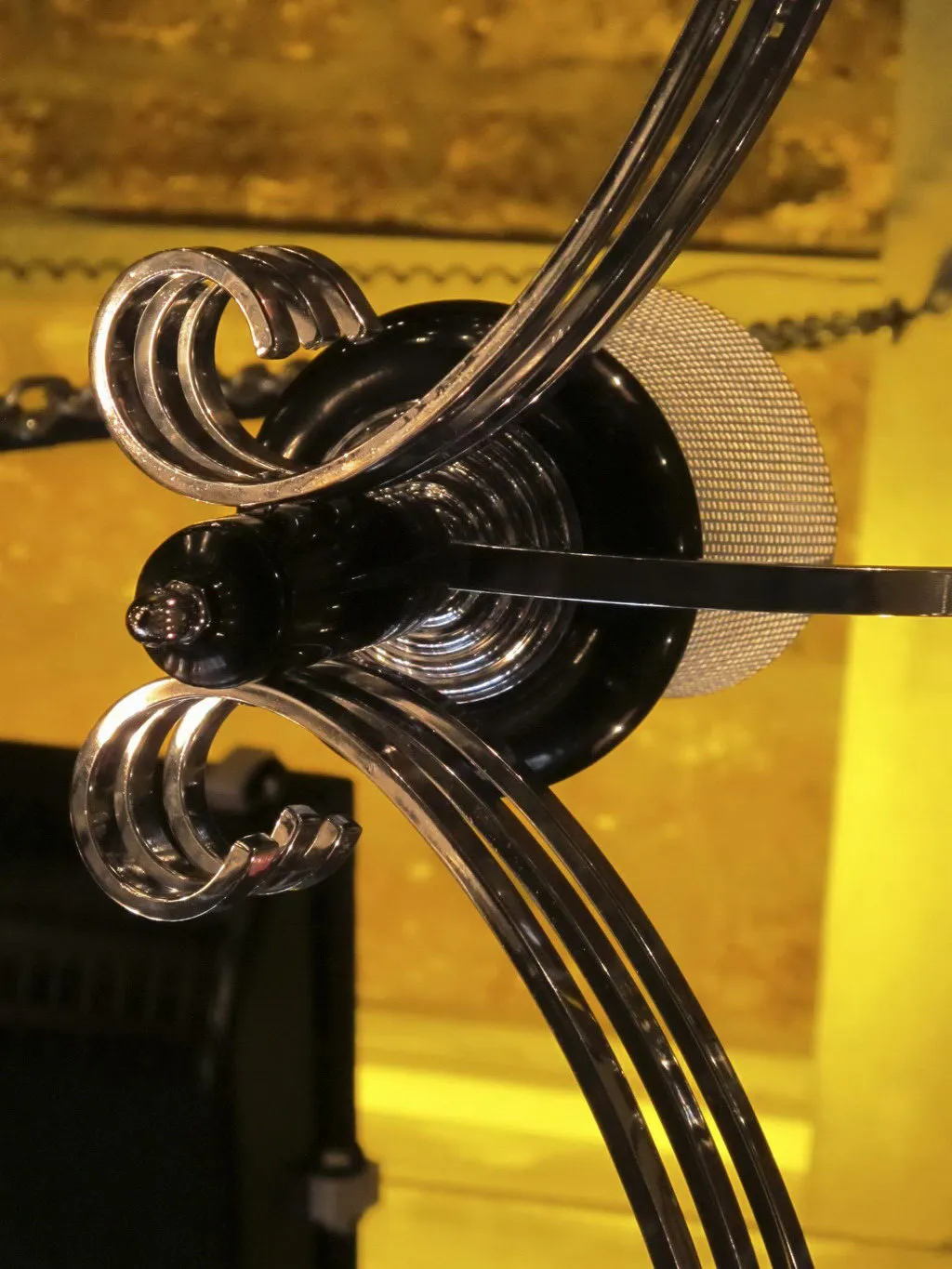 Lámpara de techo antigua con detalles en negro y plata