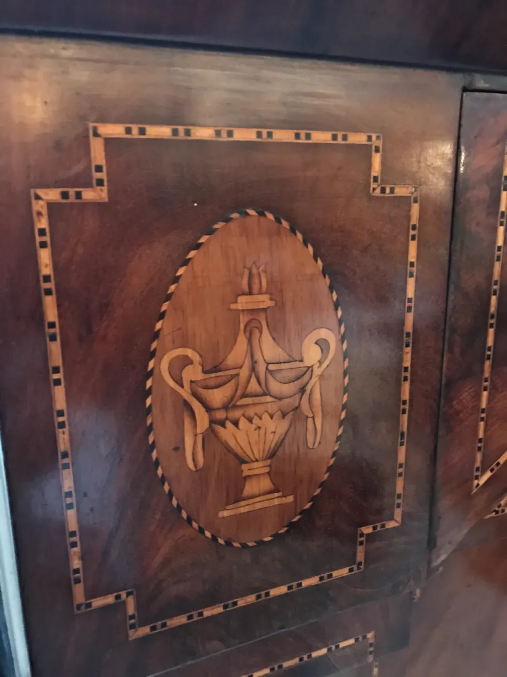 مكتب قديم مع تفاصيل خشبية وتصميم أنيق.