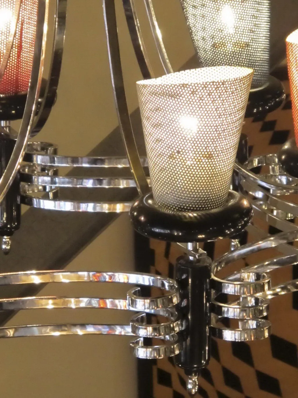 Lustre ancien avec lumières brillantes et forme attrayante.