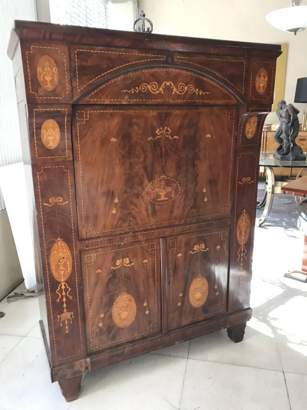 bureau ancien en bois avec décoration détaillée et finitions soignées