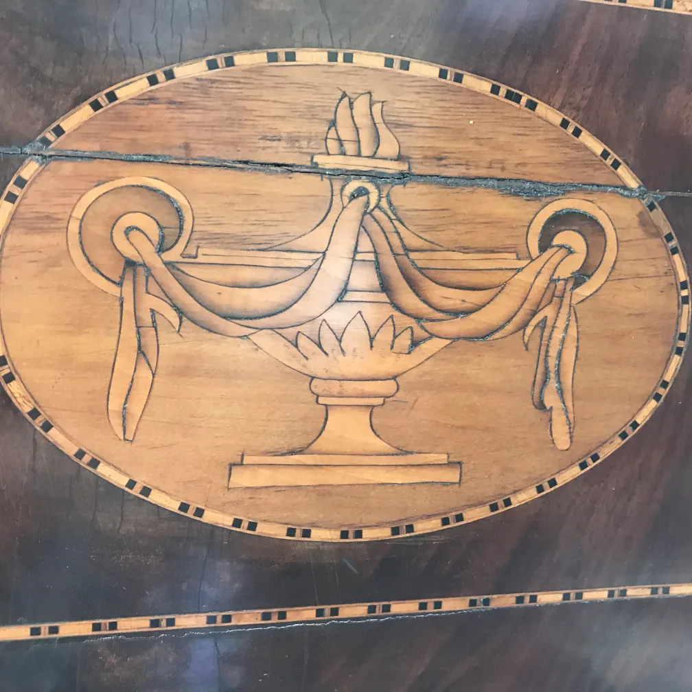 scrivania antica con design ornato in legno chiaro e scuro