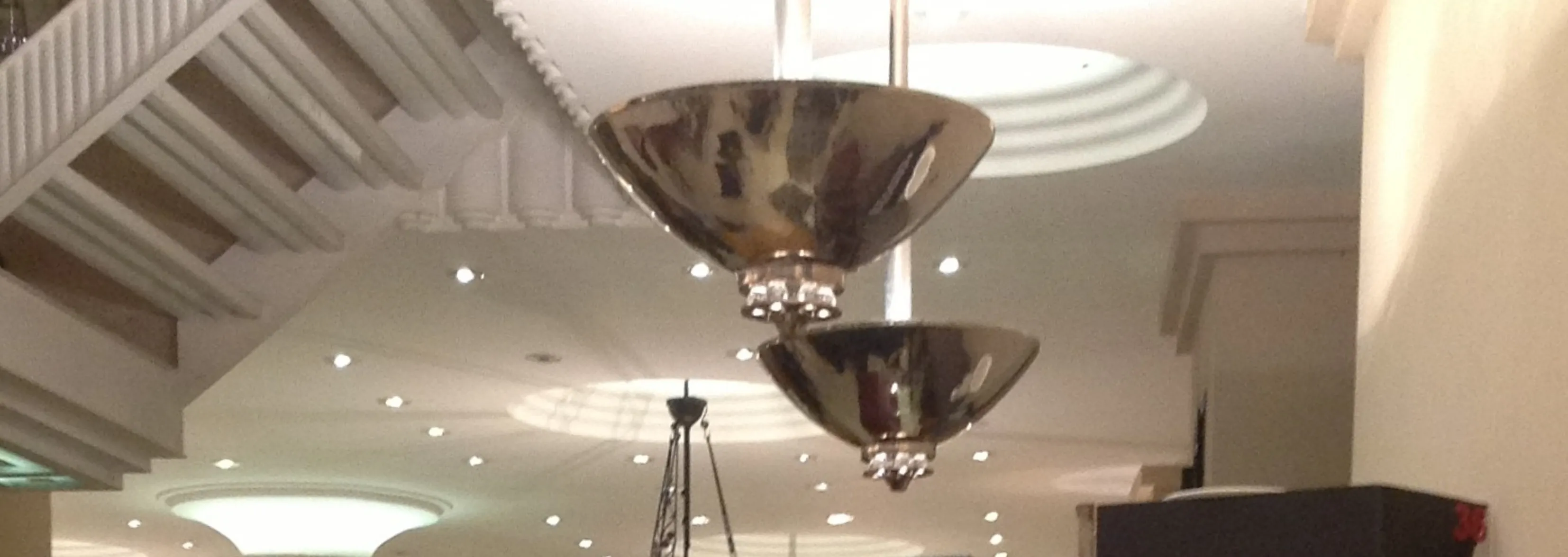 مصباح معلق قديم مشرق من المعدن، أنيق وعصري.