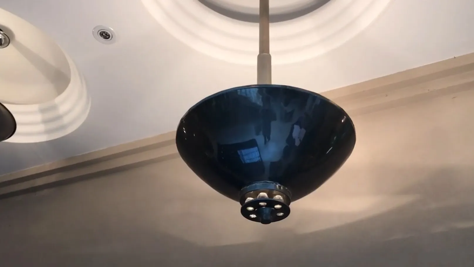 Lustre antique bleu avec des détails réfléchissants