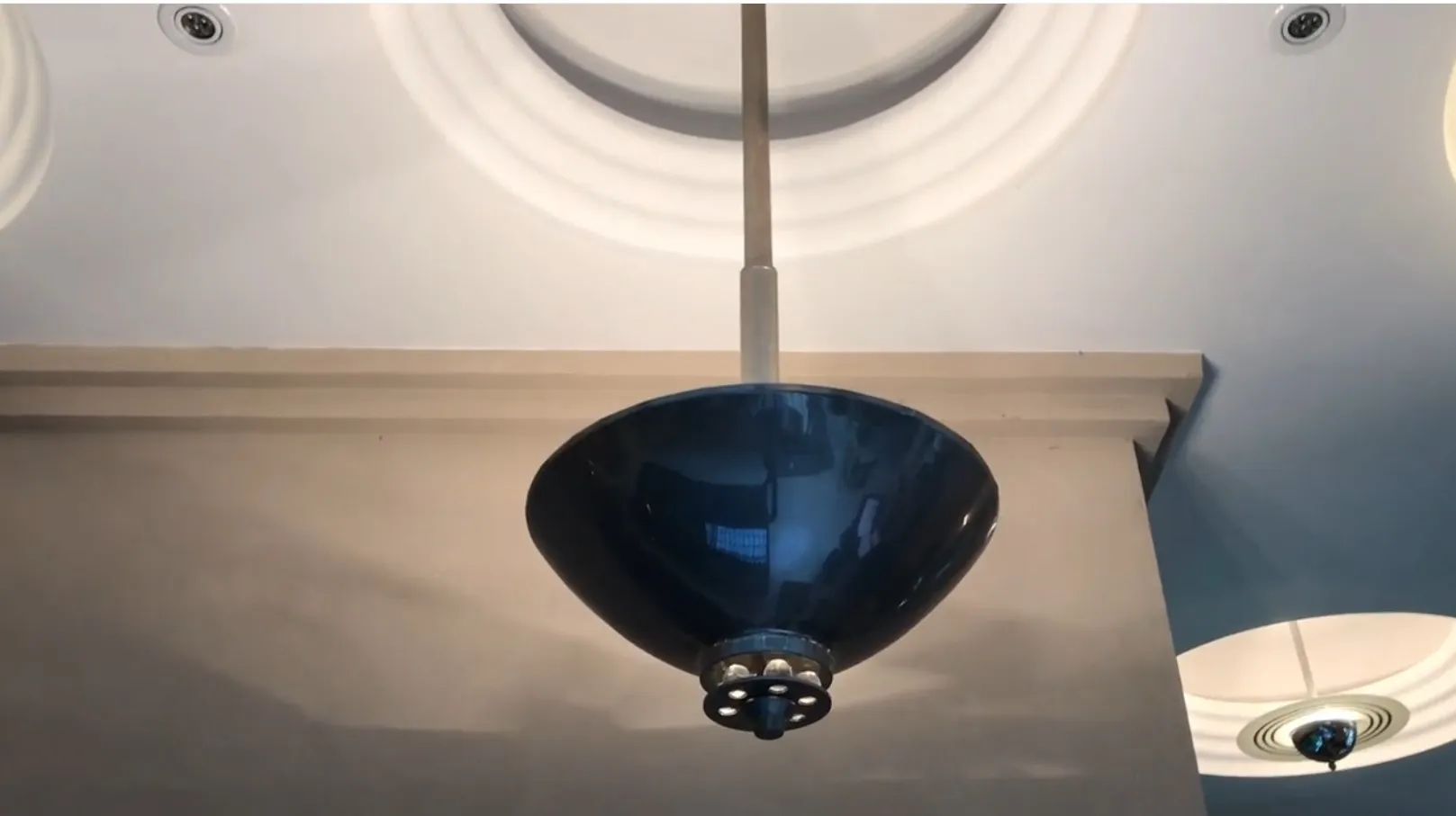 Lampada a sospensione antica con design elegante in una stanza